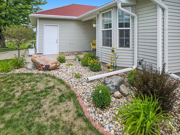 2nd image of 1204 Willow Dr