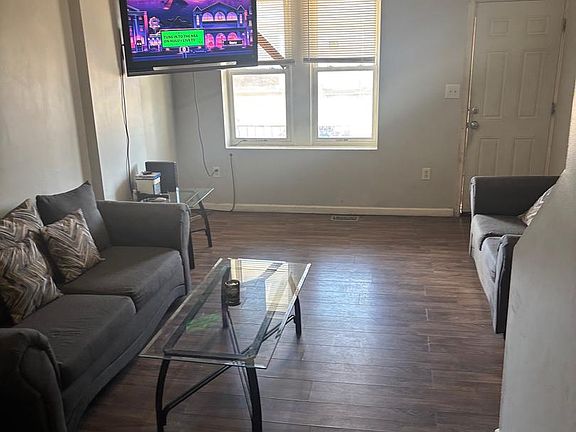 3rd image of 434 Queen St