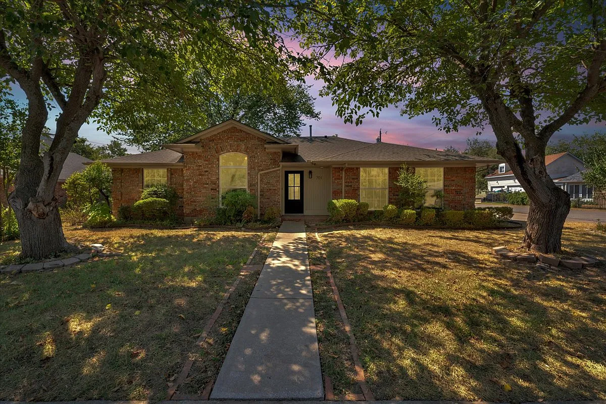 3 bed, 1449 sqft, $2,400 — Photo 1