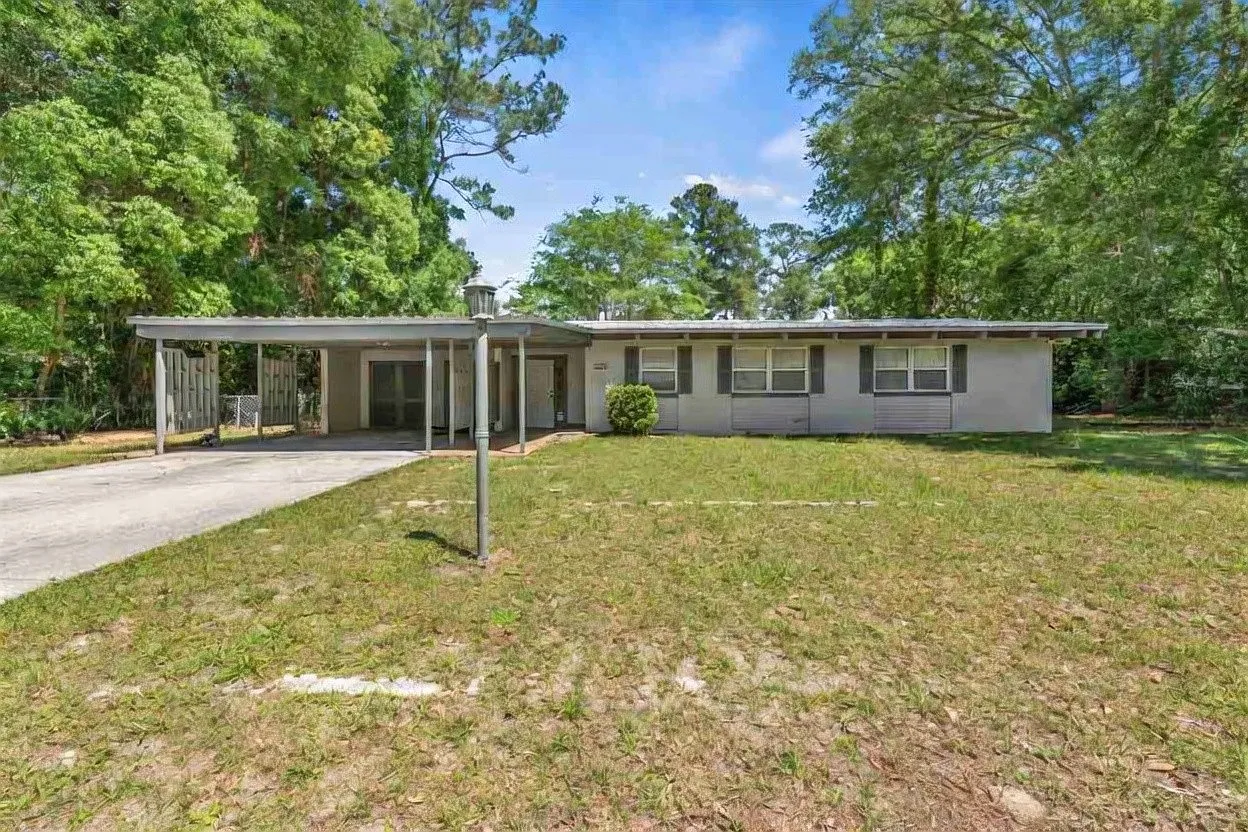 4 bed, 2.5 bath, 2400 sqft, $3,000 — Photo 1