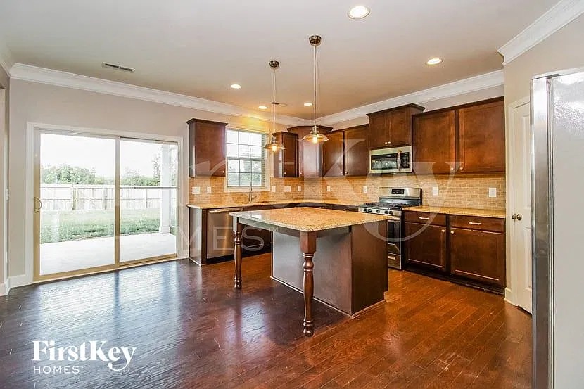 4 bed, 3.0 bath, 3000 sqft, $3,270 — Photo 4