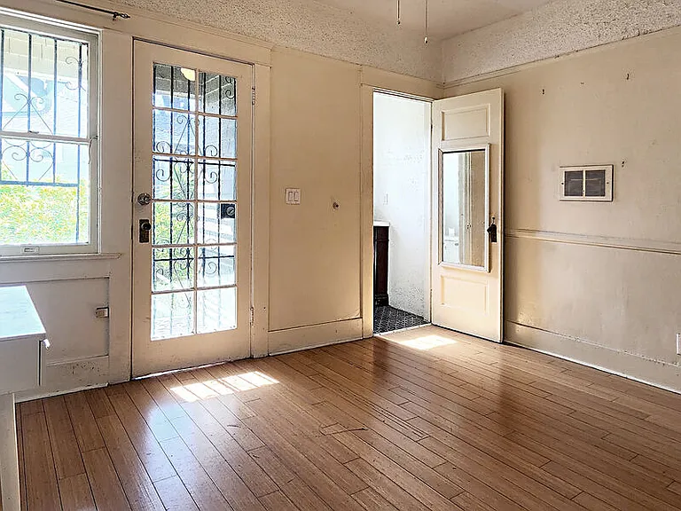 1130 S Hoover St — Photo 15