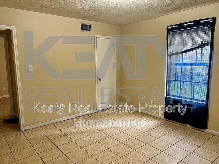 409 Scotsdale St #B — Photo 11