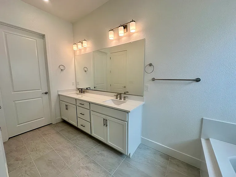 527 E Fiorino St — Photo 7