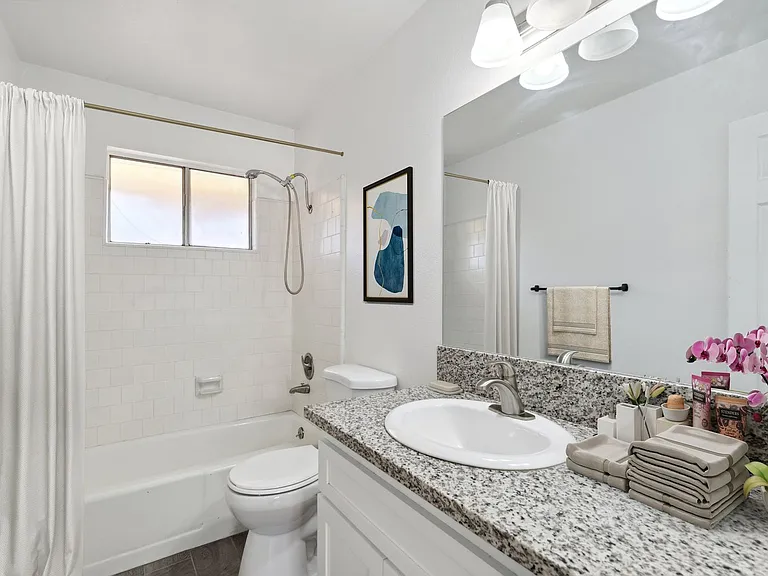 3416 N Fruit Ave — Photo 4