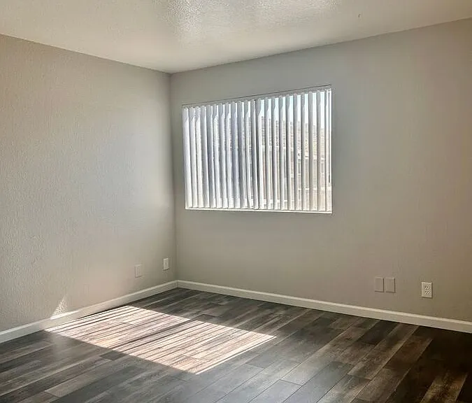 1553 W Mercer Ln #1 — Photo 10