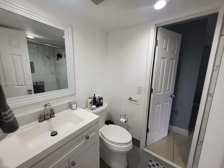 960 N Franklin Ave #960960J — Photo 7
