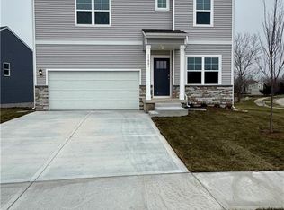 11001 E Ridge Ct, Peculiar, MO 64078