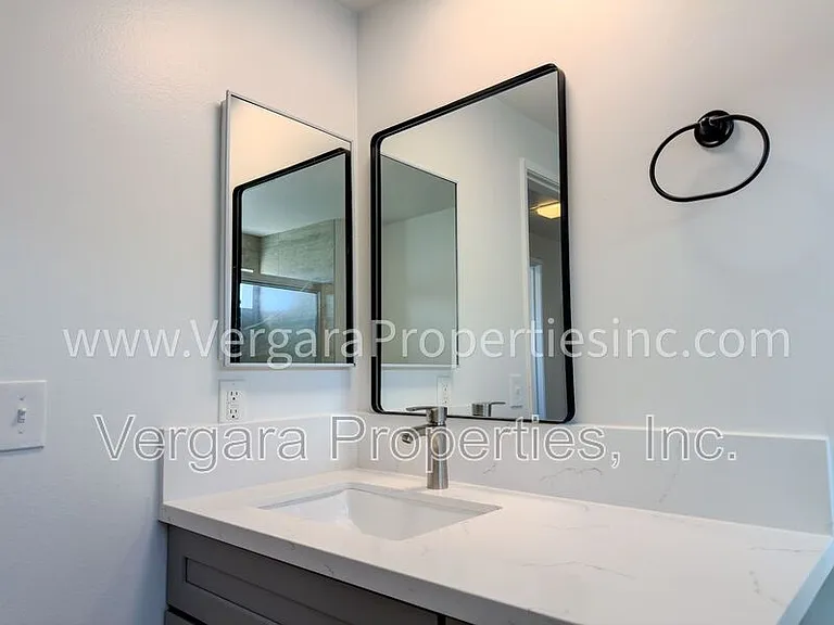 18012 Manhattan Pl — Photo 22
