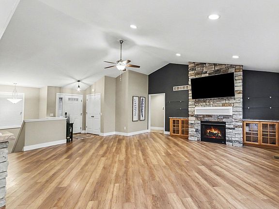 4th image of 1070 Hawkins Ct