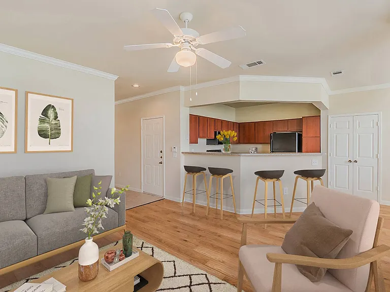 Lakeside Pointe Apartments & Townhomes — Photo 27