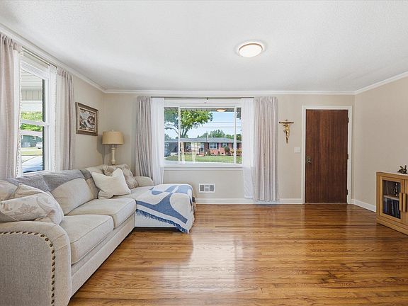 5th image of 114 Cherrylane Dr