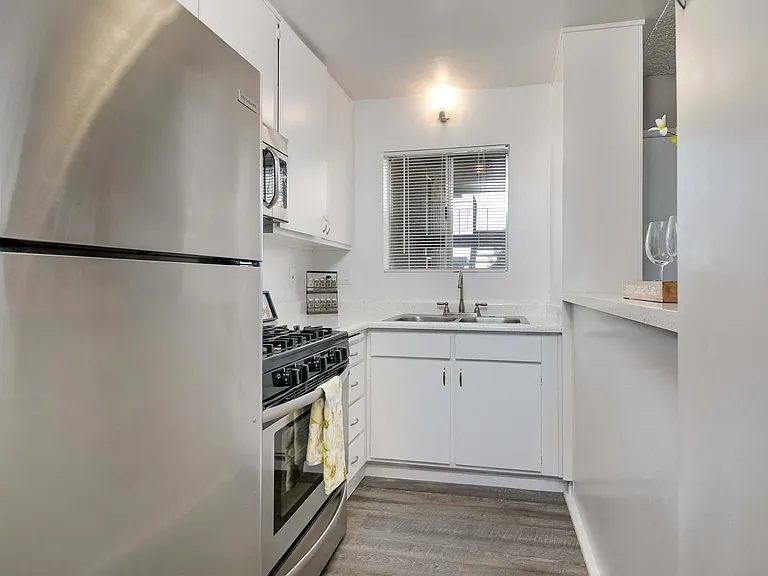 Racquet Club Apartments — Photo 36