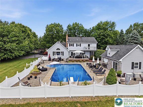 2nd image of 890 Lahr Rd