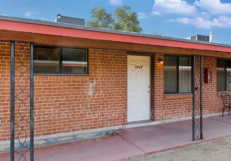 1638 N Beverly Ave — Photo 18
