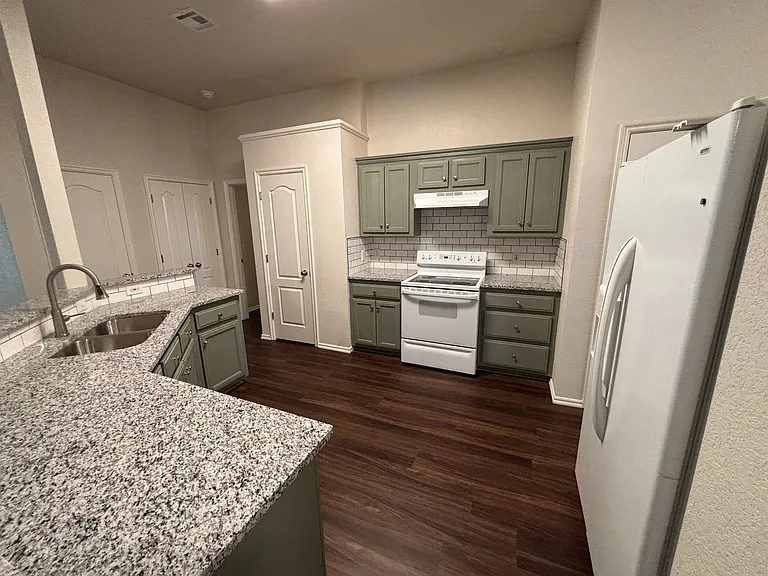 912 Cavecreek St — Photo 4