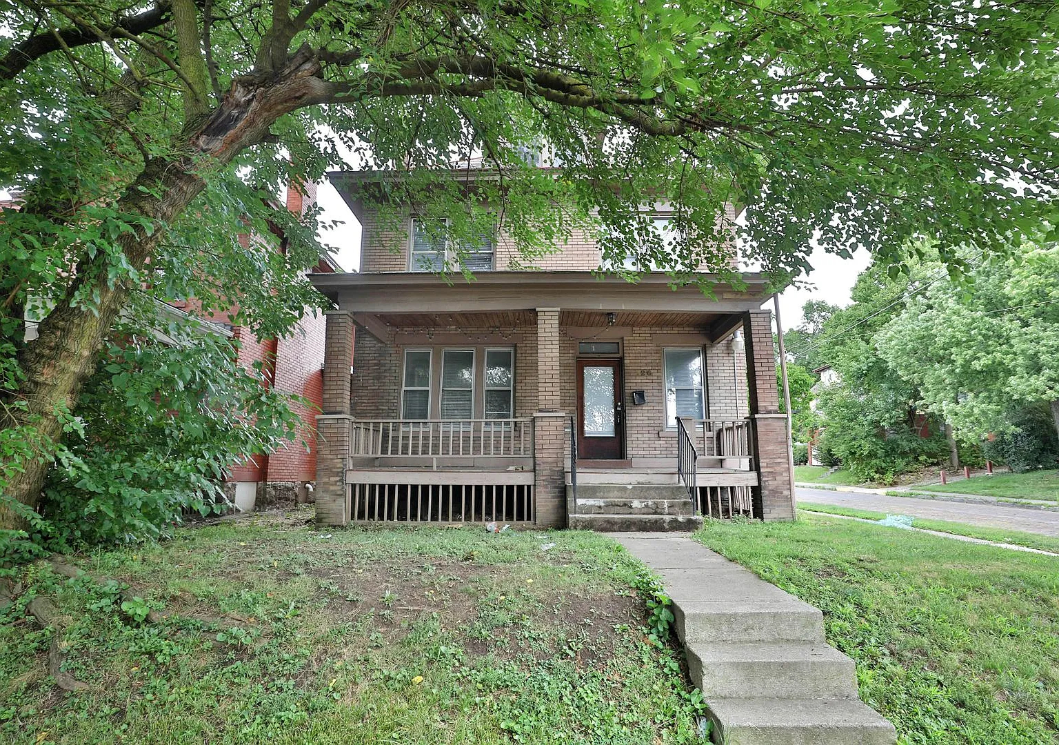Prime Central Campus Location On Frambes Ave With Front Porch Huge - Right Off High St. — Photo 1