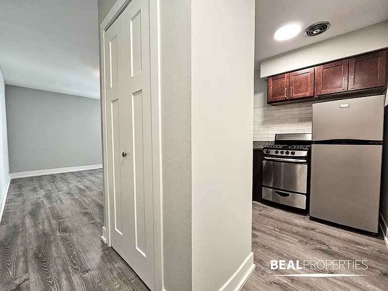 445 W Barry — Photo 32