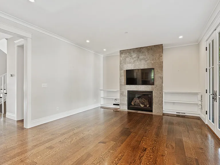240 University Dr — Photo 8