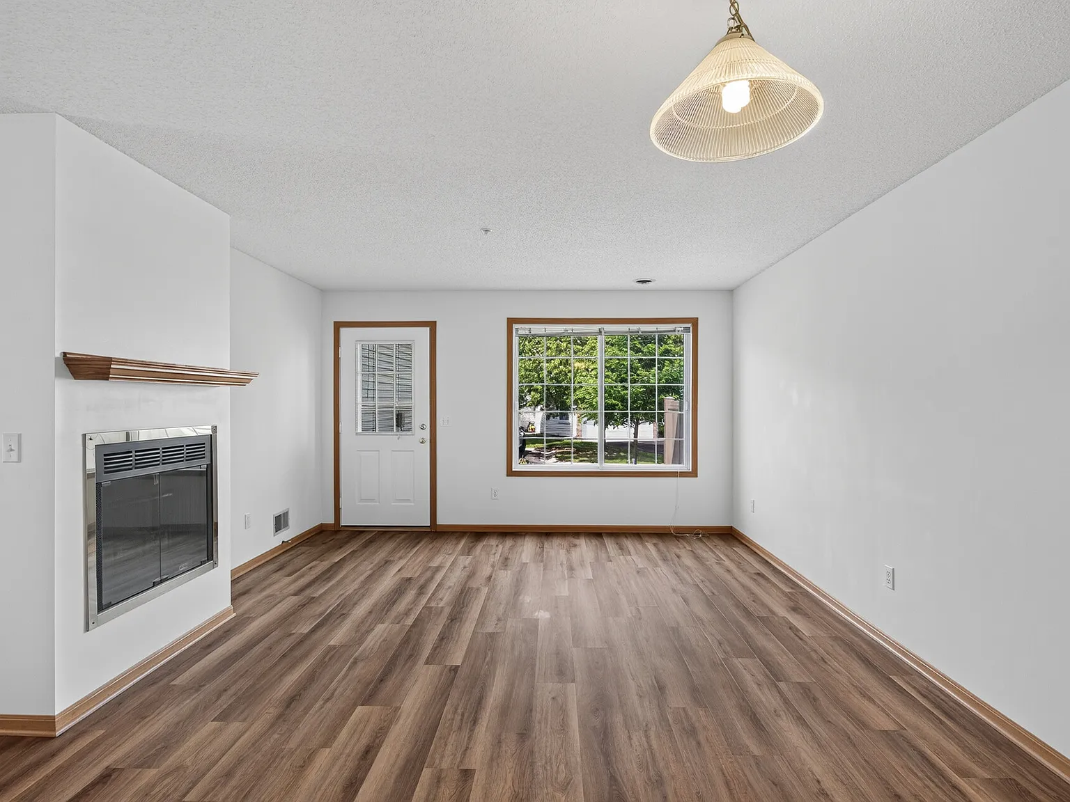3 bed, 1340 sqft, $2,450 — Photo 2