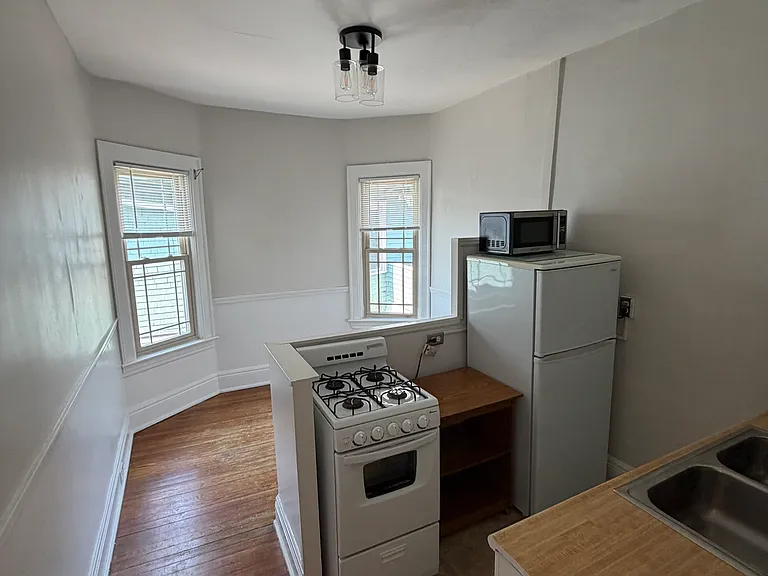 598 Ashland Ave #4 — Photo 5