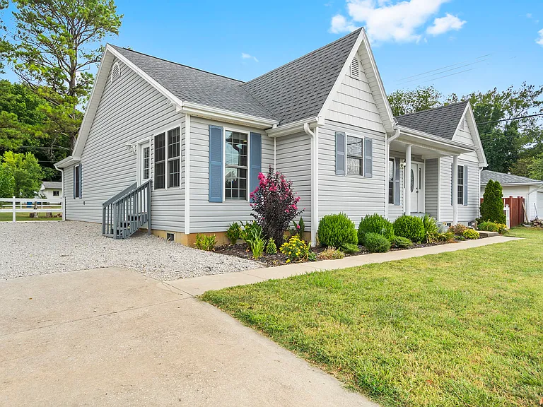 305 Lake Dr — Photo 2