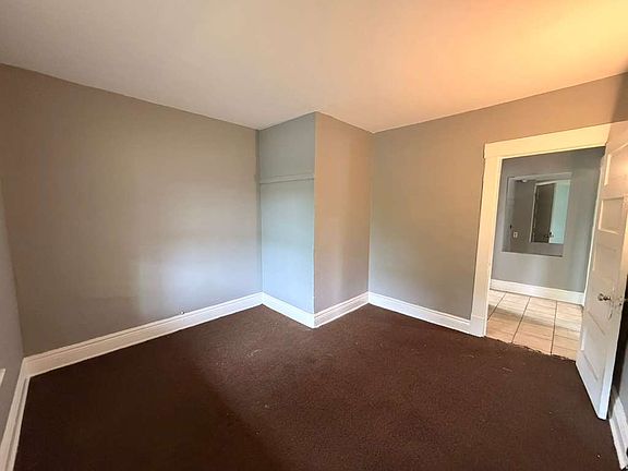 4th image of 2621 Lawrence Ave Unit 2