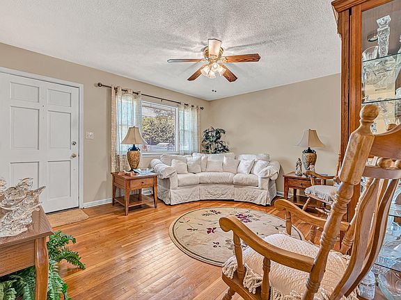5th image of 2725 Beaver Brook Rd