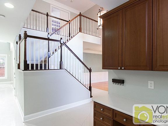 5th image of 3030 Montclair Cir SE