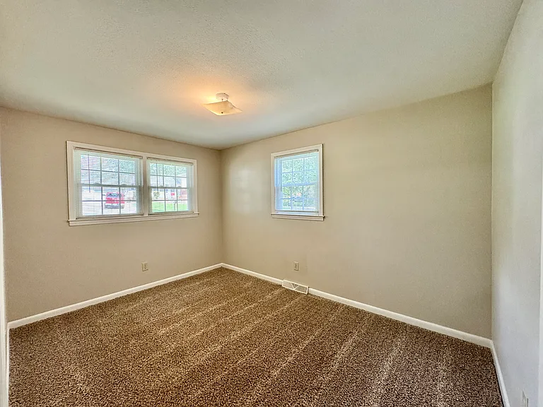 305 Anglewood Dr — Photo 12