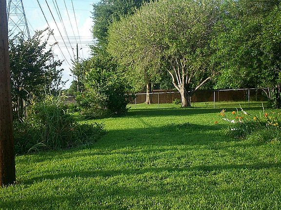 Huge yard with plenty of room for gardening ... and NO REAR NEIGHBORS ...