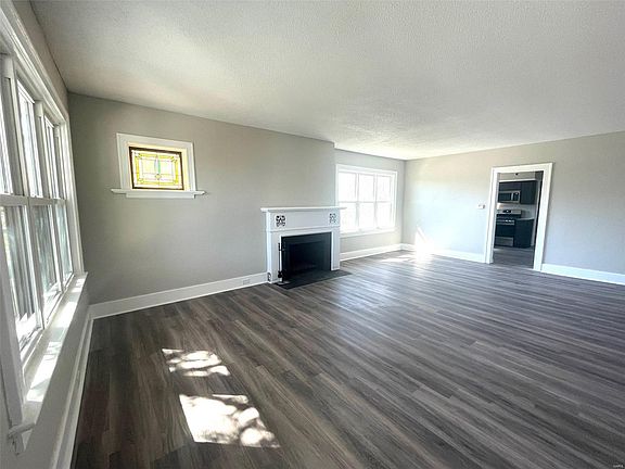 3rd image of 2301 Waterman Ave