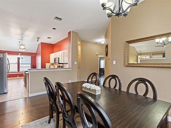 5th image of 1009 Calgary Ct