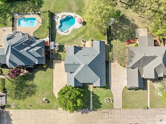 3rd image of 5912 Winchester Dr