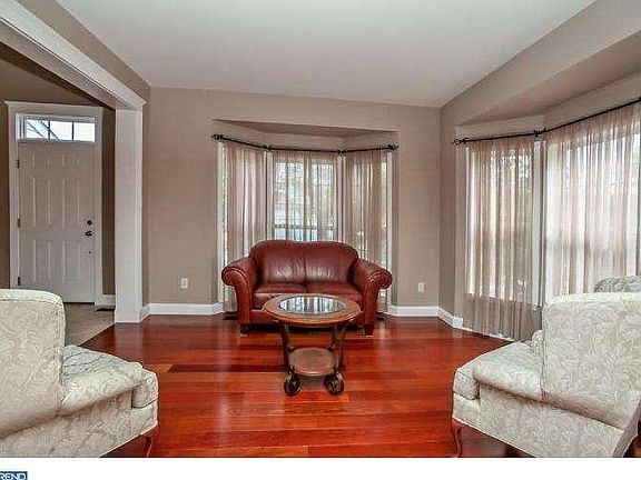 3rd image of 902 Francis Dr