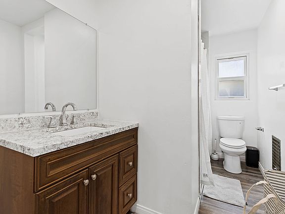 3rd image of 512 W Juniper St