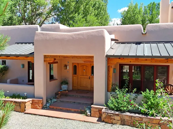 573 Range Rd, Taos, NM 87571