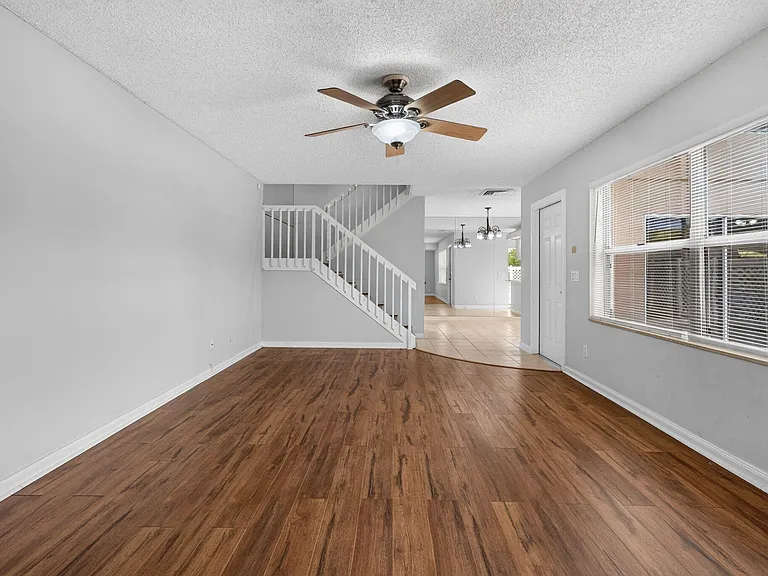 1908 Hartford Ct — Photo 13