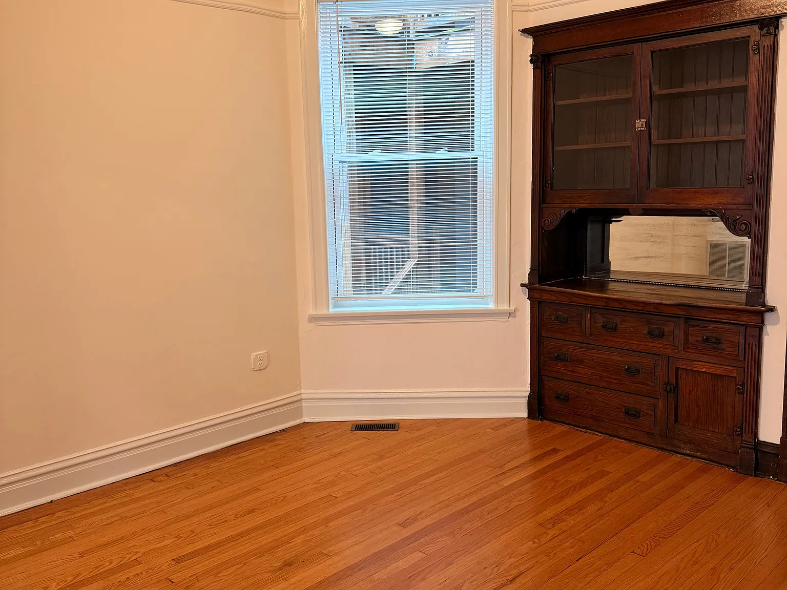 1 bed, 900 sqft, $1,625 — Photo 3