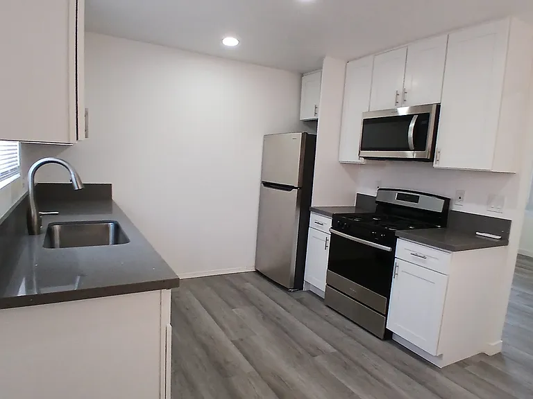 4319-21 Swift Ave #B — Photo 3