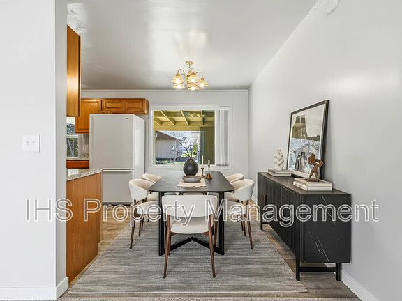 3rd image of 1105 Thayer Dr