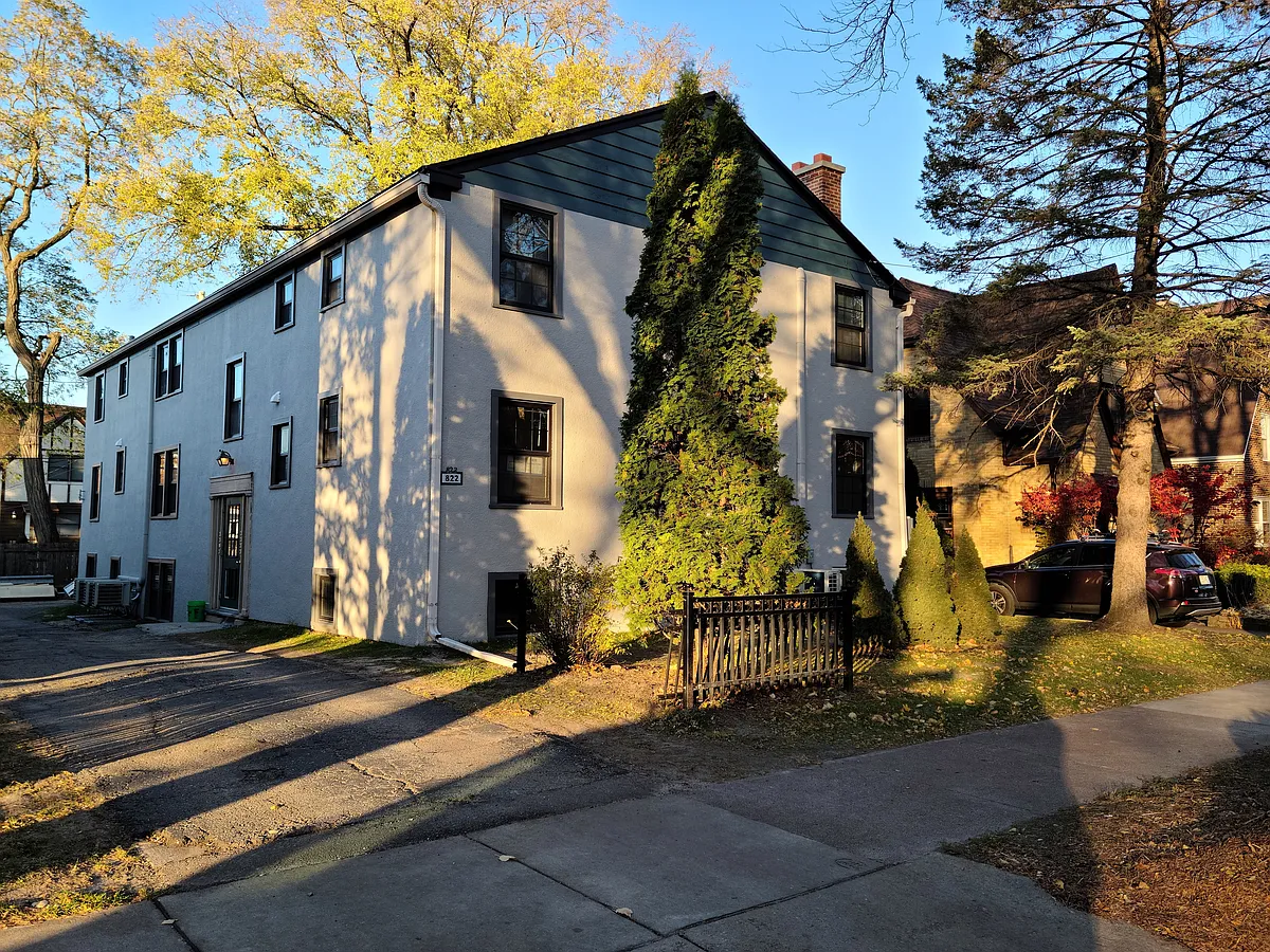 Building Photo - 822 W Lakeside St