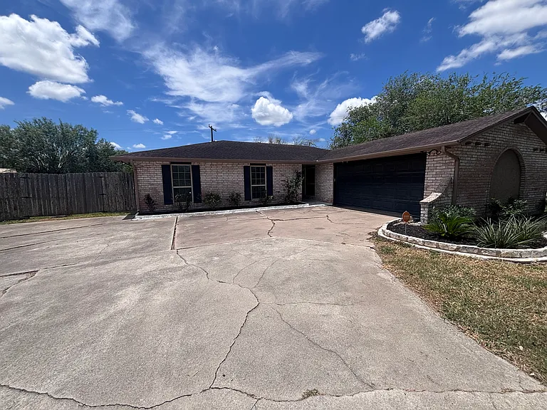1911 S Park Dr — Photo 1