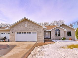 4996 River Crest Rd, Grand Forks, ND 58201