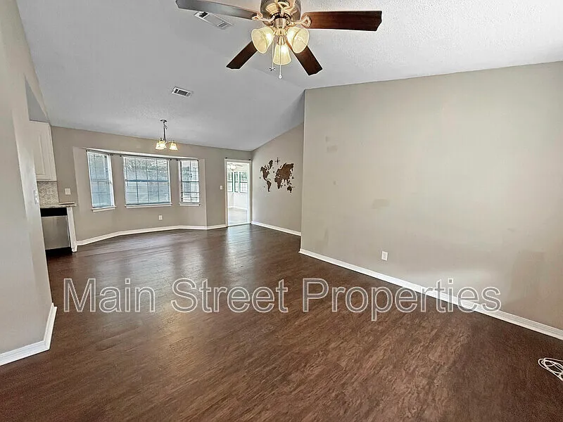 4 bed, 2.0 bath, 1729 sqft, $1,895 — Photo 2