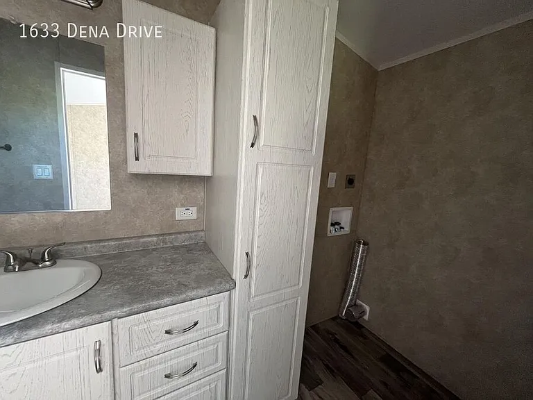 1633 Dena Dr — Photo 6