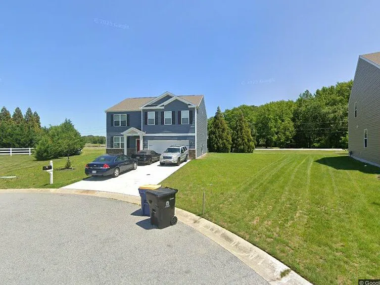 104 Amberwood Ct — Photo 1