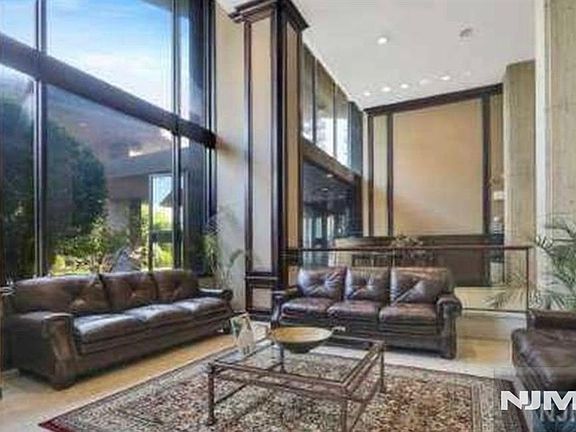 5th image of 2077 Center Avenue #7J