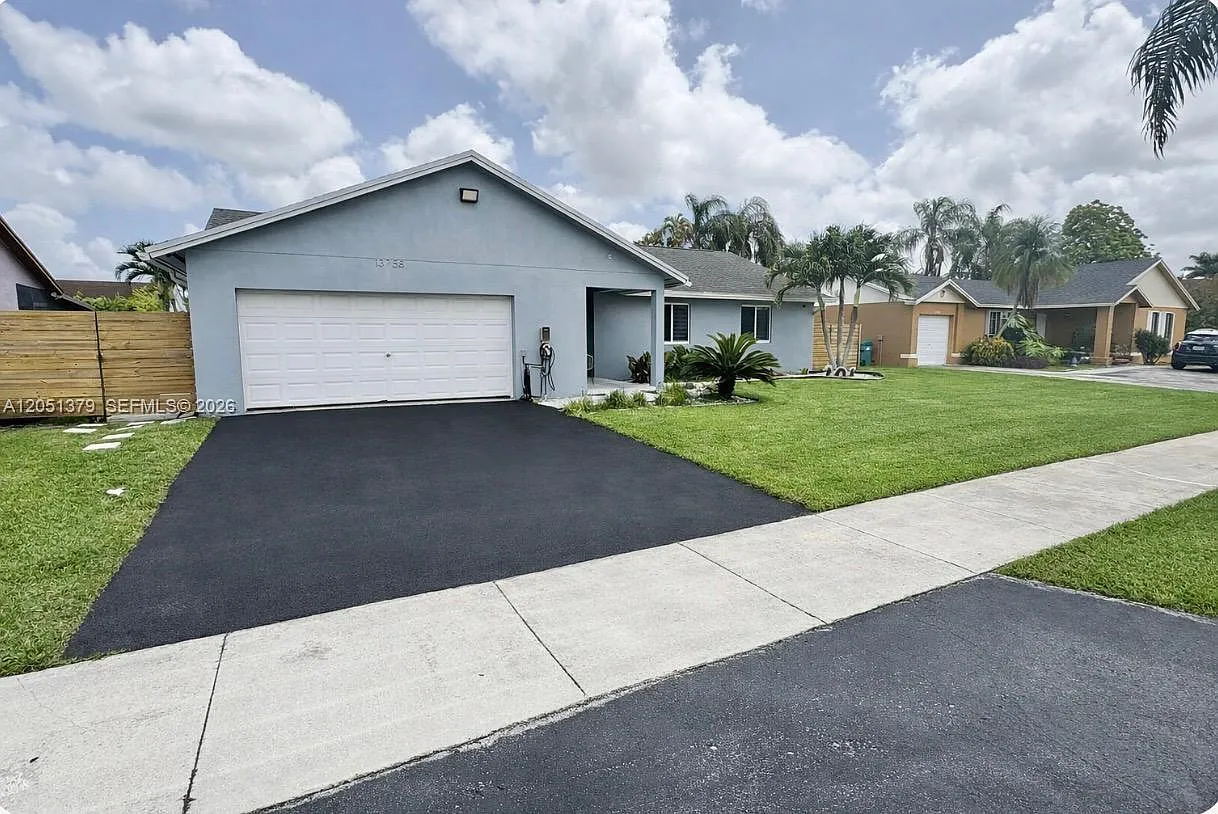 3 bed, 1553 sqft, $3,200 — Photo 1