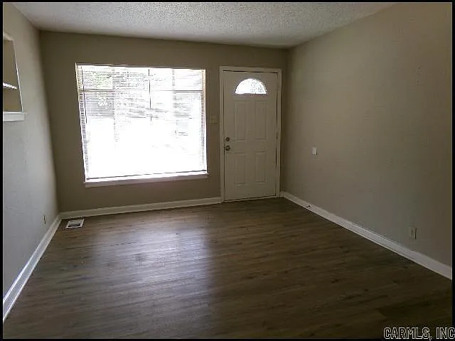 40 Barbara Dr — Photo 3